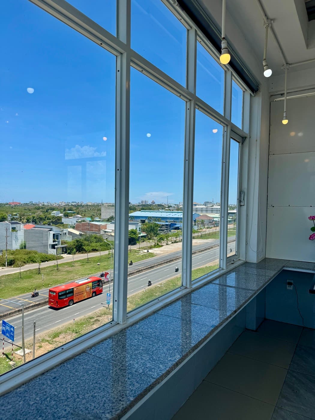 View thành phố thoáng đãng từ phòng nghỉ Bảo Ngọc